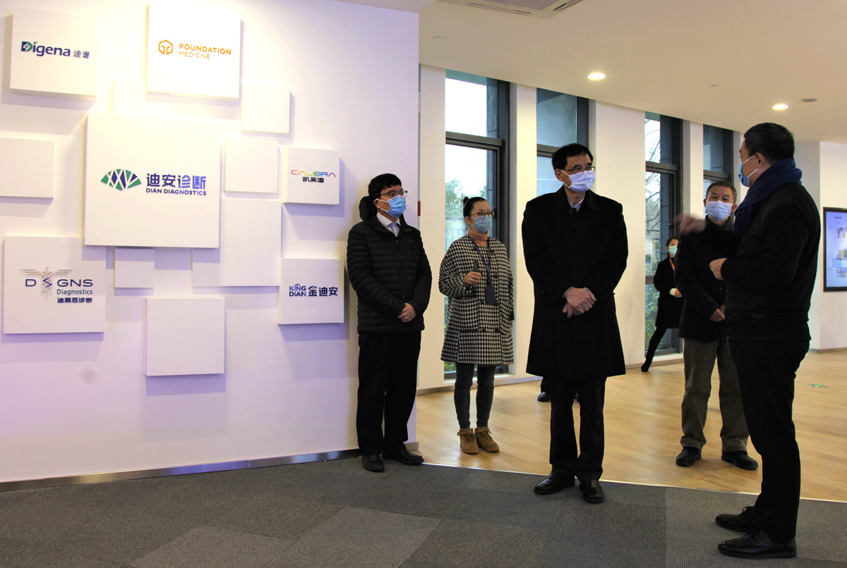 1581232005912054959.jpg 演示厅参观.jpg