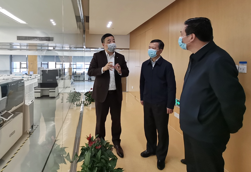 陈浩  参观实验室_副本.jpg