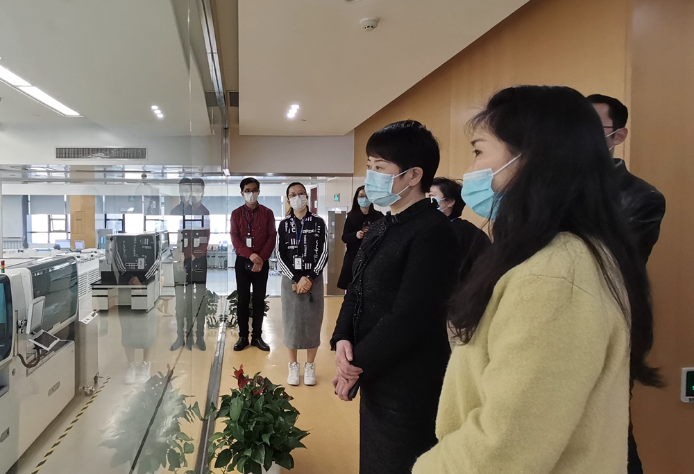 孙主任参观实验室_副本.jpg