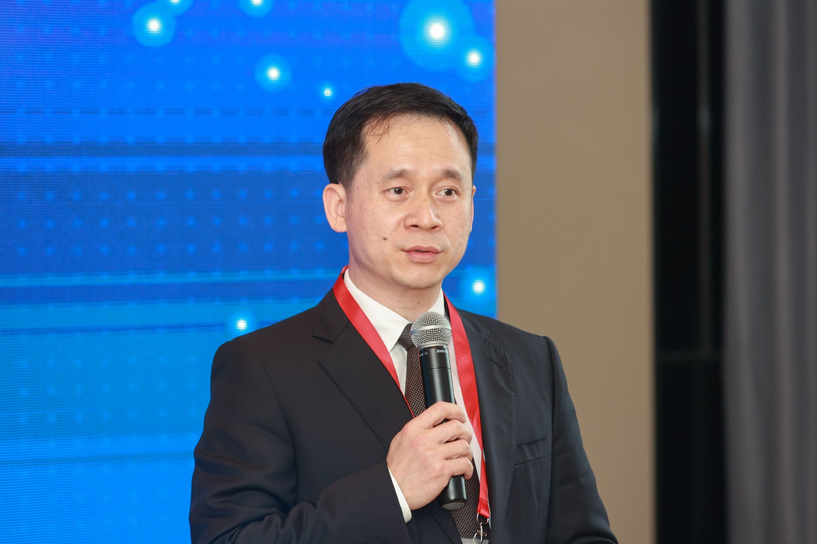 图2 郑磊教授(1).jpg